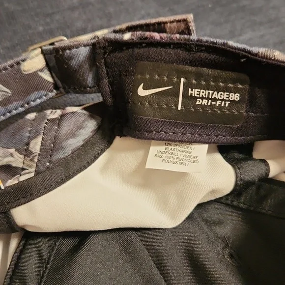 NWOT Nike Heritage86 Logo Floral Tennis Cap